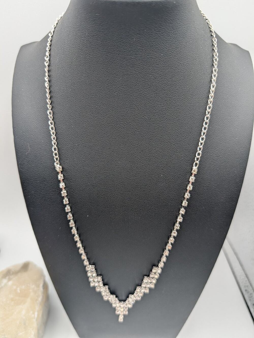 Sparkling Silver Tone Rhinestone V-Shape Fashion Necklace Adjustable Chain